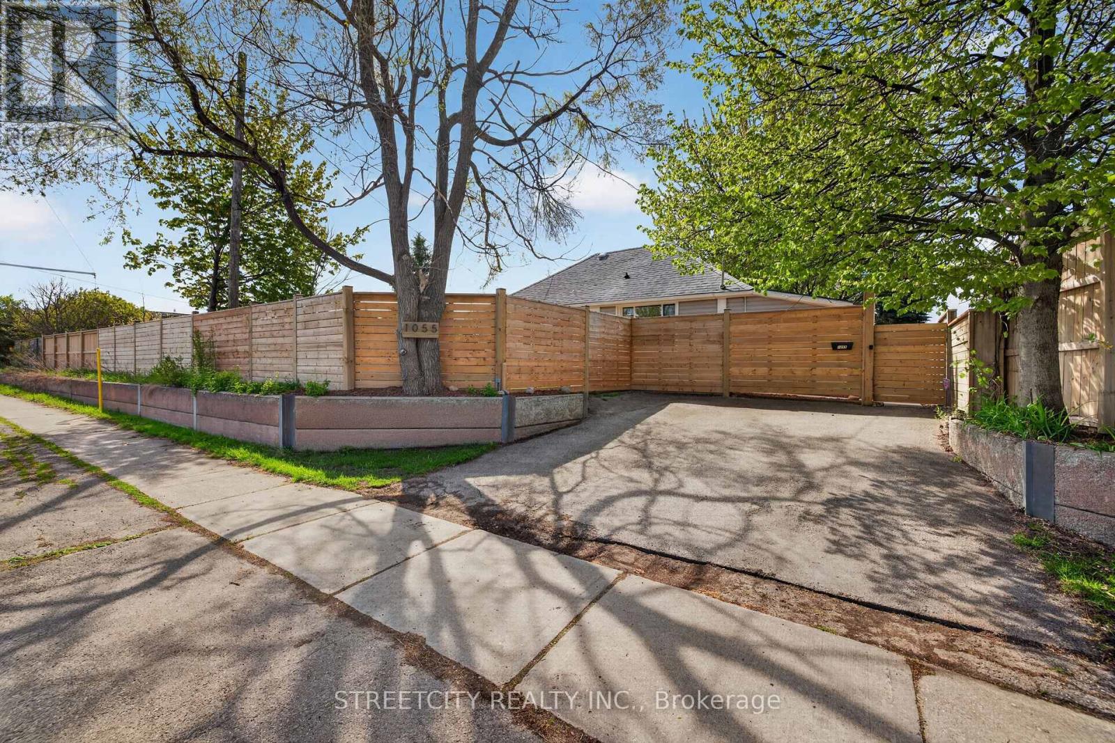 1055 Commissioners Road E, London South, Ontario  N5Z 3G6 - Photo 4 - X13157430