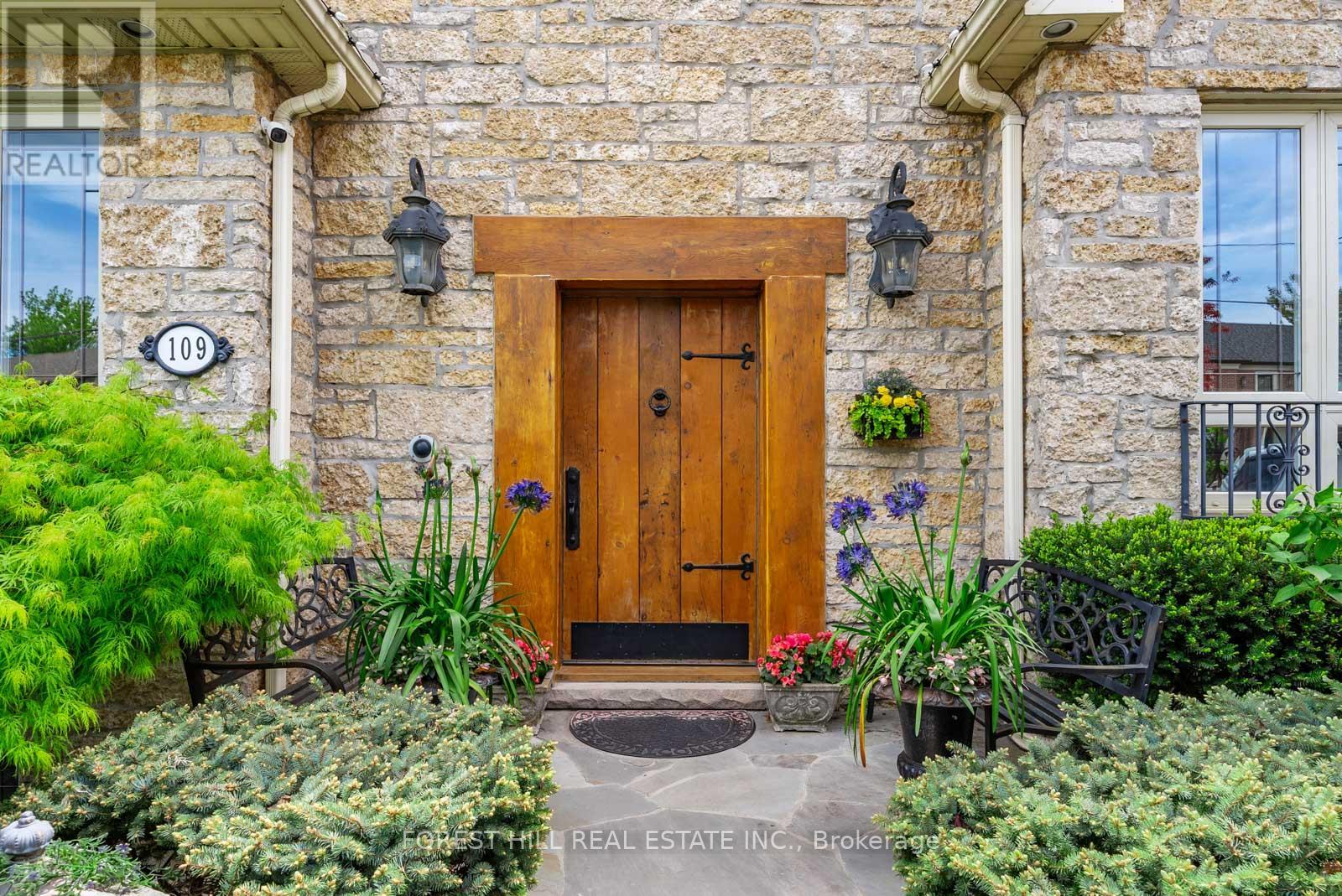 109 Dell Park Avenue, Toronto, Ontario  M6B 2V2 - Photo 4 - C13157214
