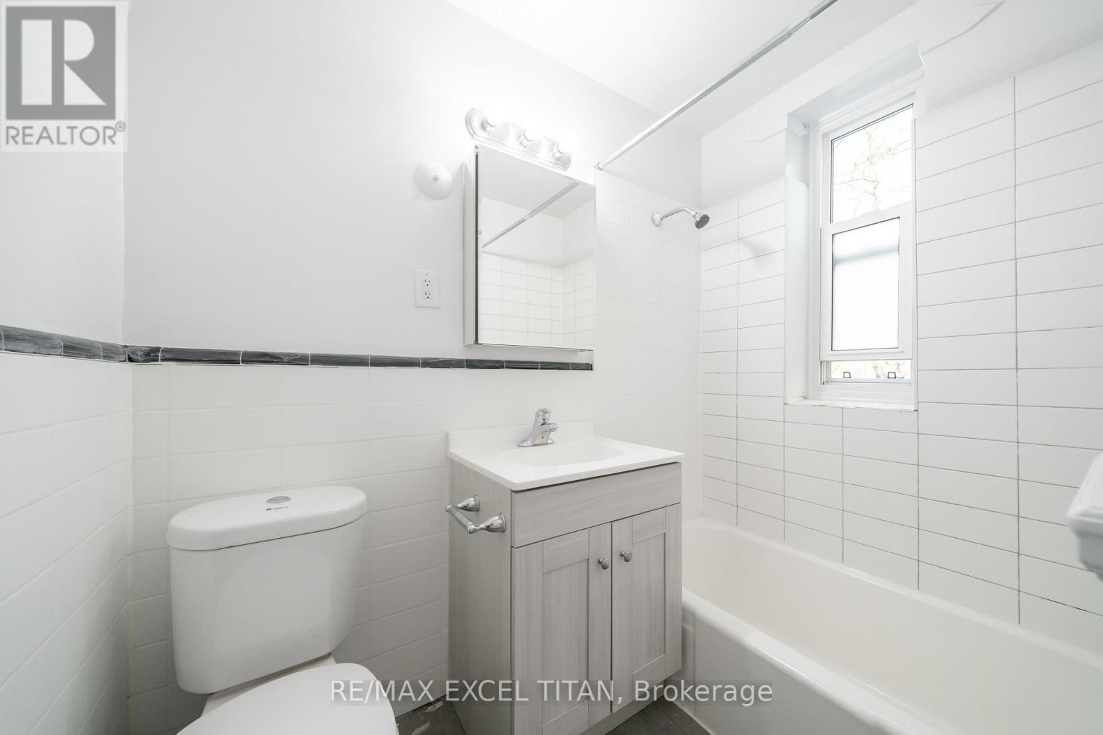 24 - 8 Mallory Gardens, Toronto, Ontario  M4V 2A6 - Photo 10 - C13157400