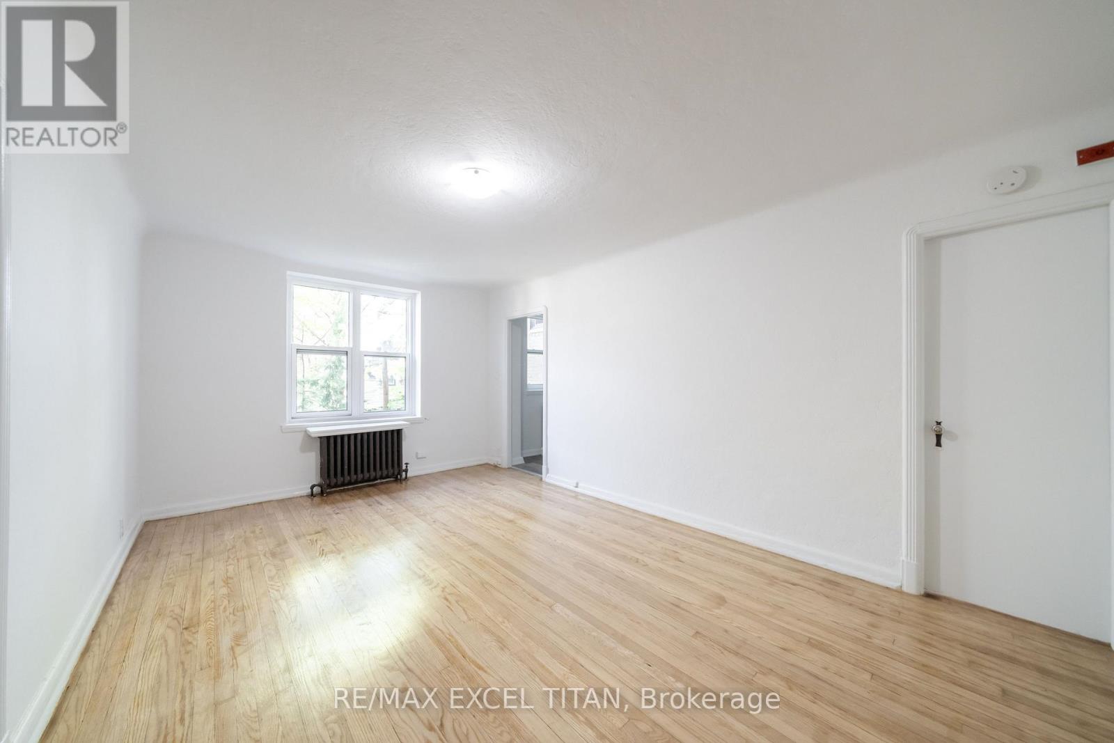 24 - 8 Mallory Gardens, Toronto, Ontario  M4V 2A6 - Photo 4 - C13157400