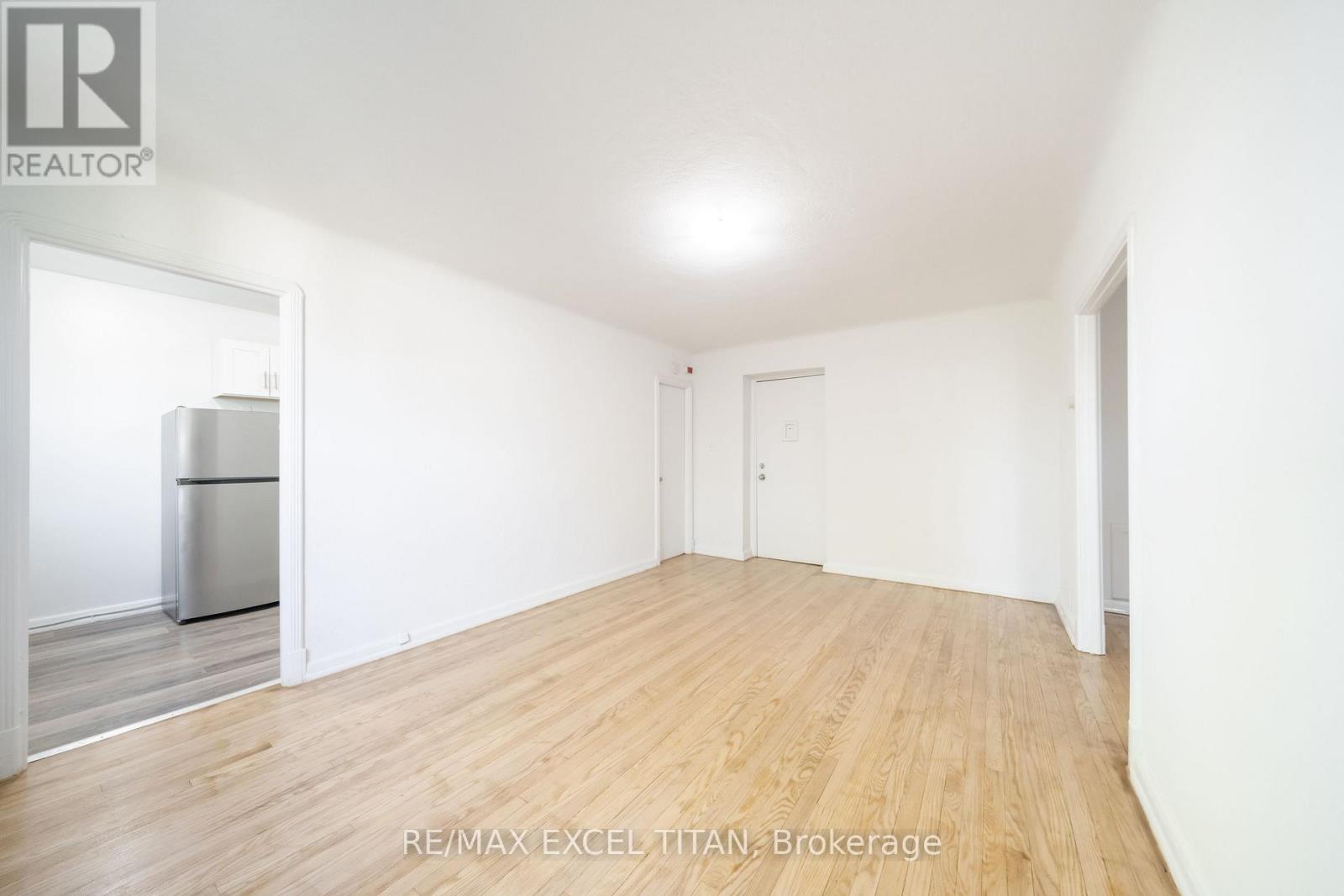 24 - 8 Mallory Gardens, Toronto, Ontario  M4V 2A6 - Photo 5 - C13157400