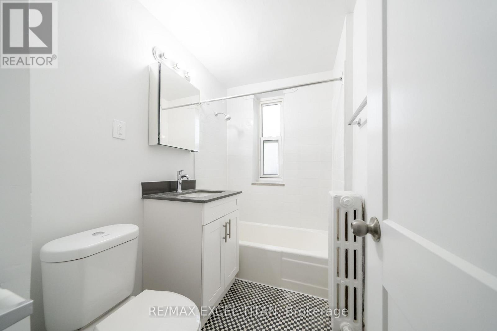 4 - 8 Mallory Gardens, Toronto, Ontario  M4V 2A6 - Photo 10 - C13157406