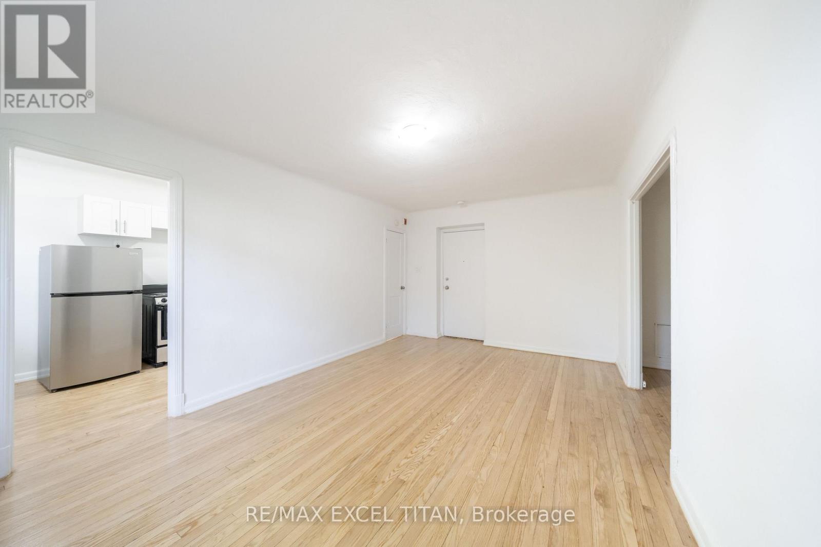 4 - 8 Mallory Gardens, Toronto, Ontario  M4V 2A6 - Photo 5 - C13157406