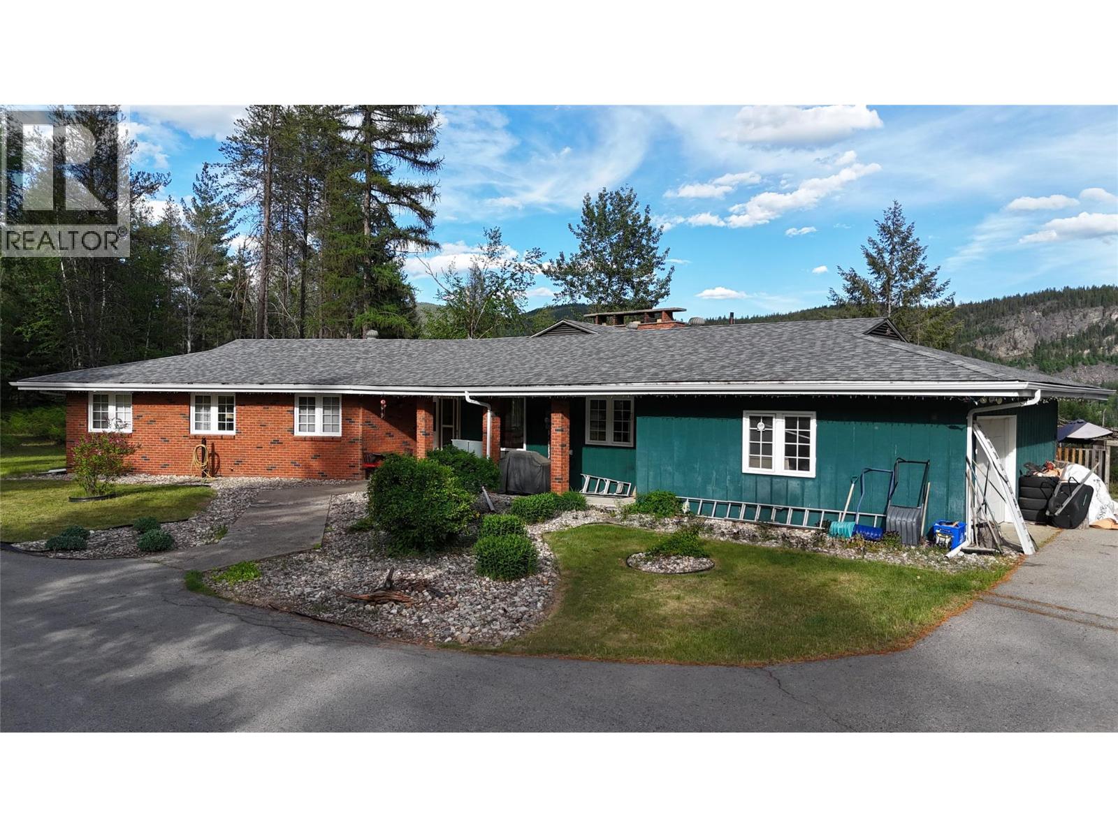 525 Fairview Drive, Castlegar, British Columbia V1N 3S8 - Photo 1 - 10388132