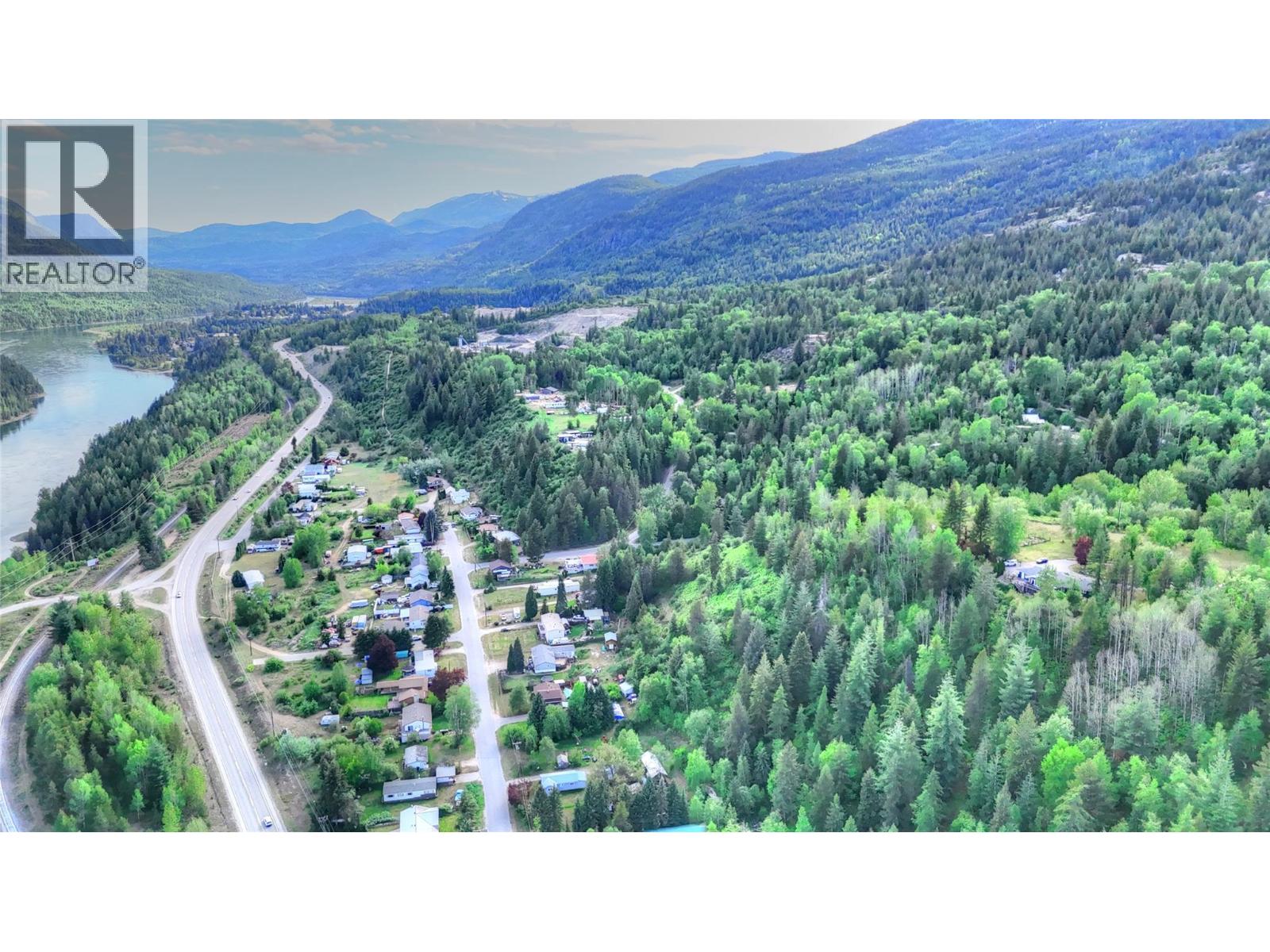525 Fairview Drive, Castlegar, British Columbia V1N 3S8 - Photo 2 - 10388132