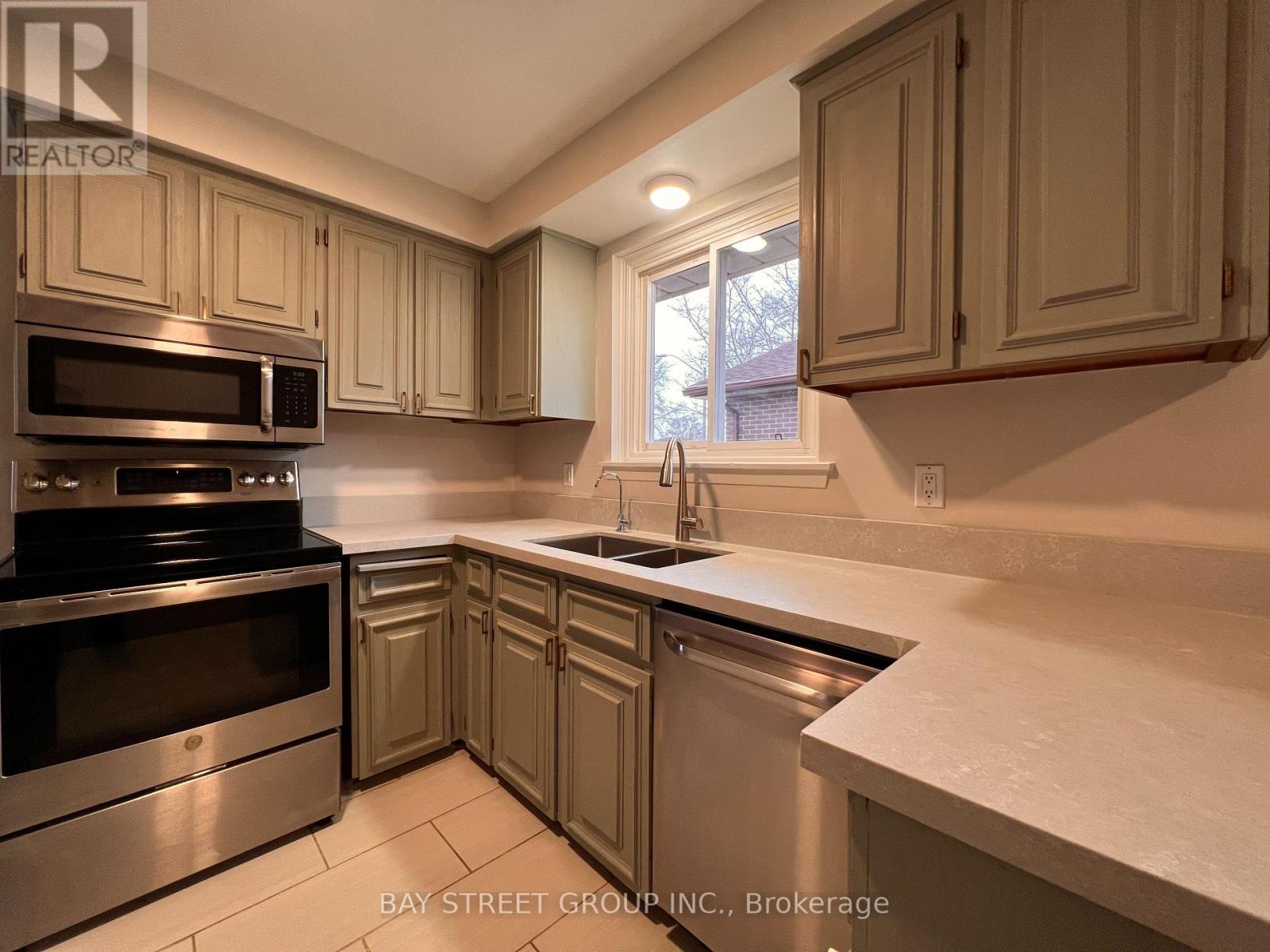 3195 Valmarie Avenue, Mississauga, Ontario  L5C 2A4 - Photo 16 - W13157130