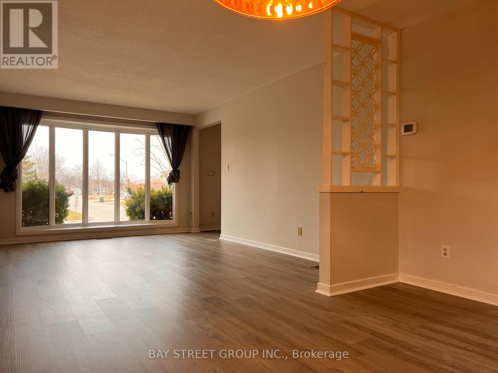 3195 Valmarie Avenue, Mississauga, Ontario  L5C 2A4 - Photo 3 - W13157130