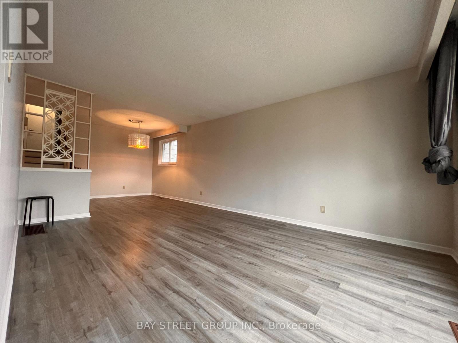 3195 Valmarie Avenue, Mississauga, Ontario  L5C 2A4 - Photo 4 - W13157130