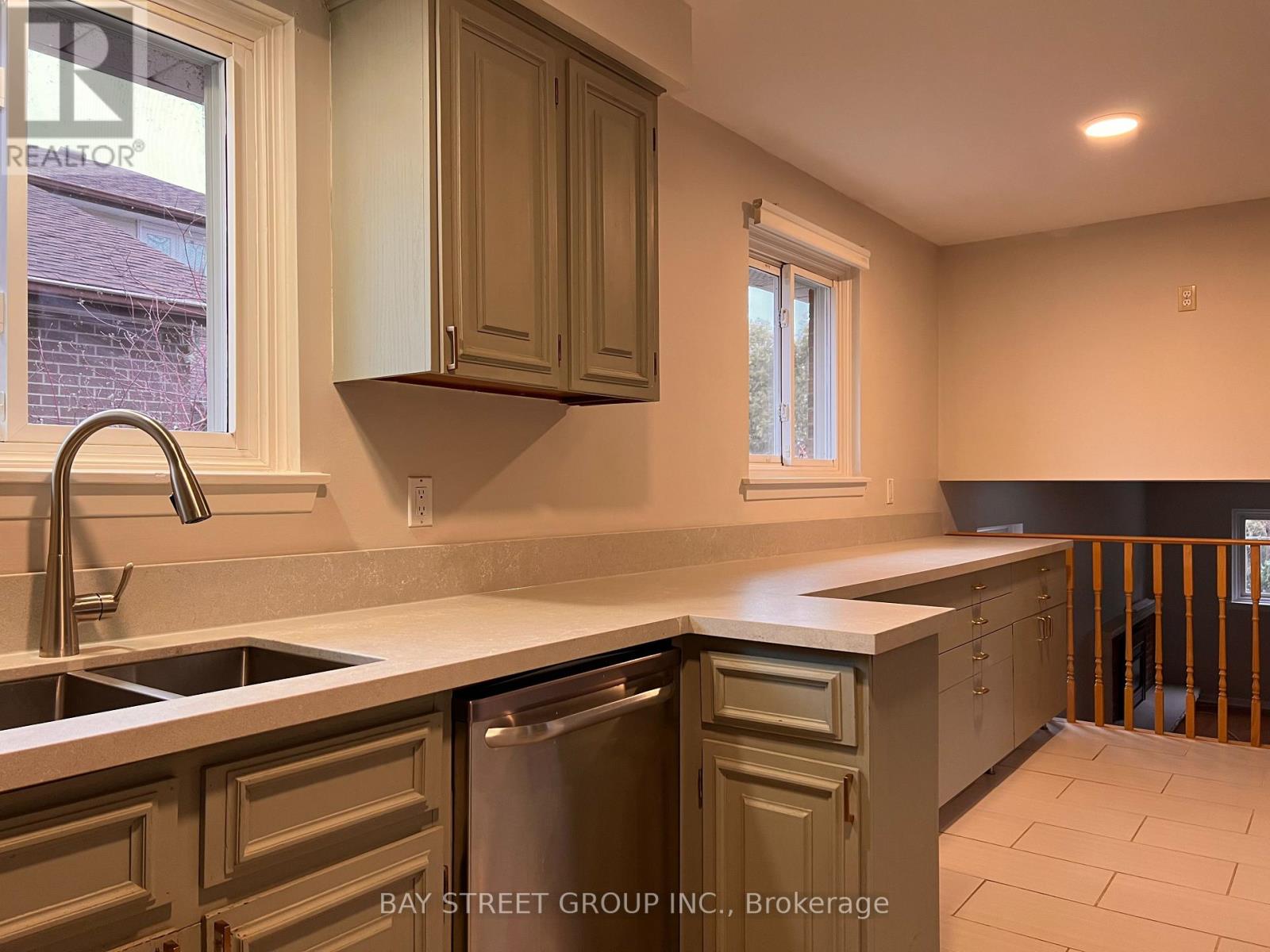 3195 Valmarie Avenue, Mississauga, Ontario  L5C 2A4 - Photo 7 - W13157130