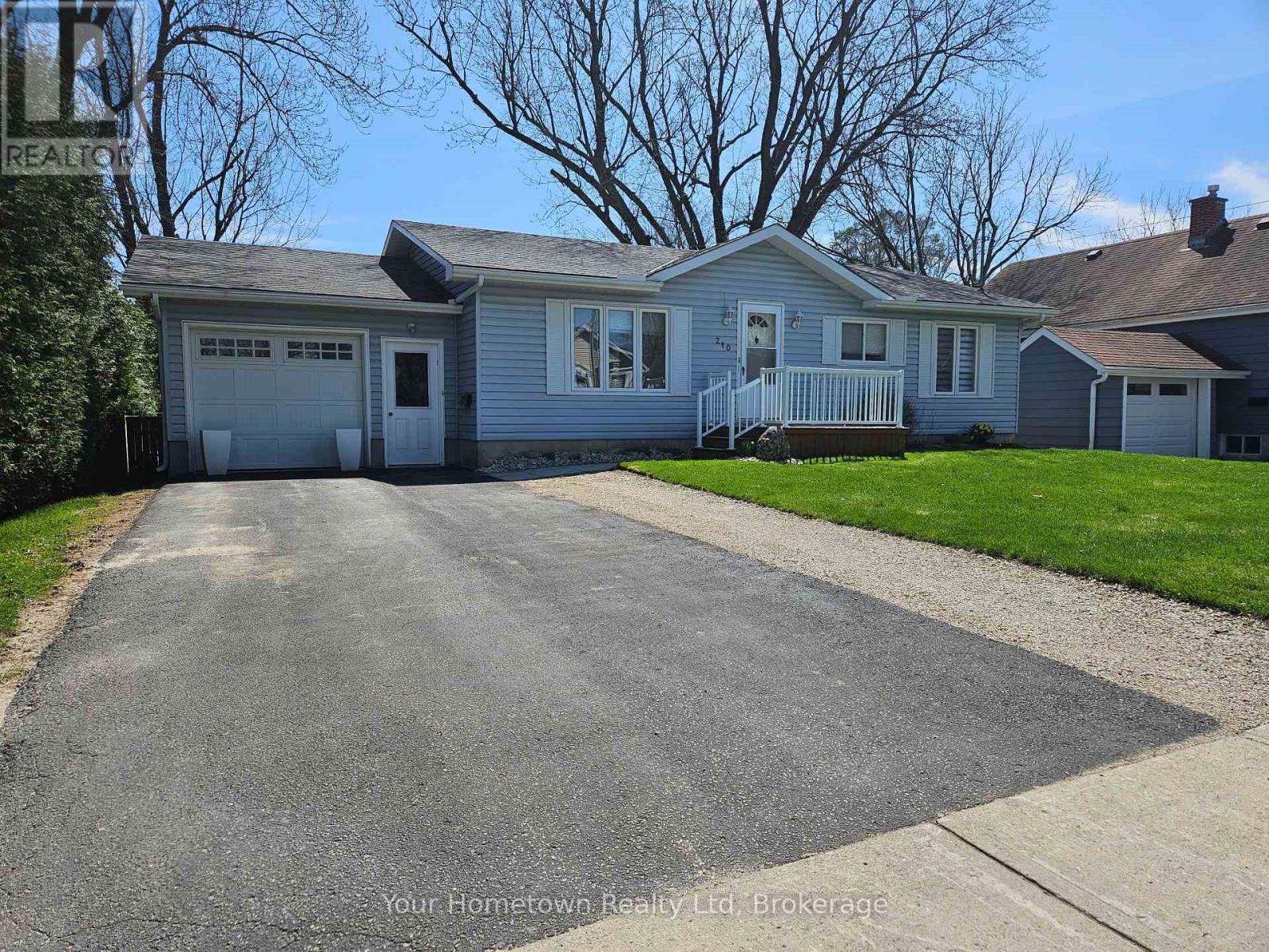 210 ALBERT STREET W, Centre Wellington, Ontario