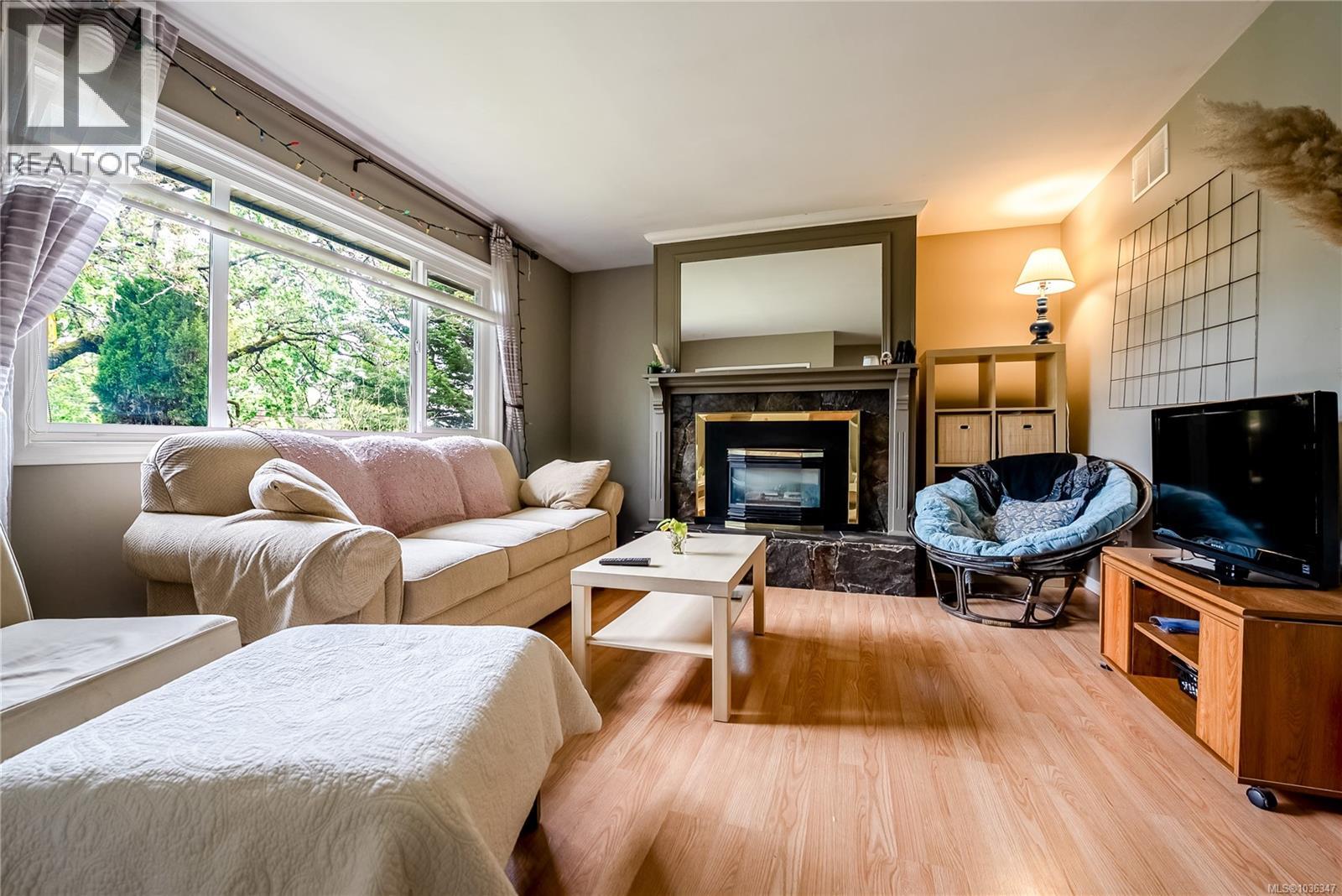 4120 Quadra St, Saanich, British Columbia  V8X 3B9 - Photo 3 - 1036347