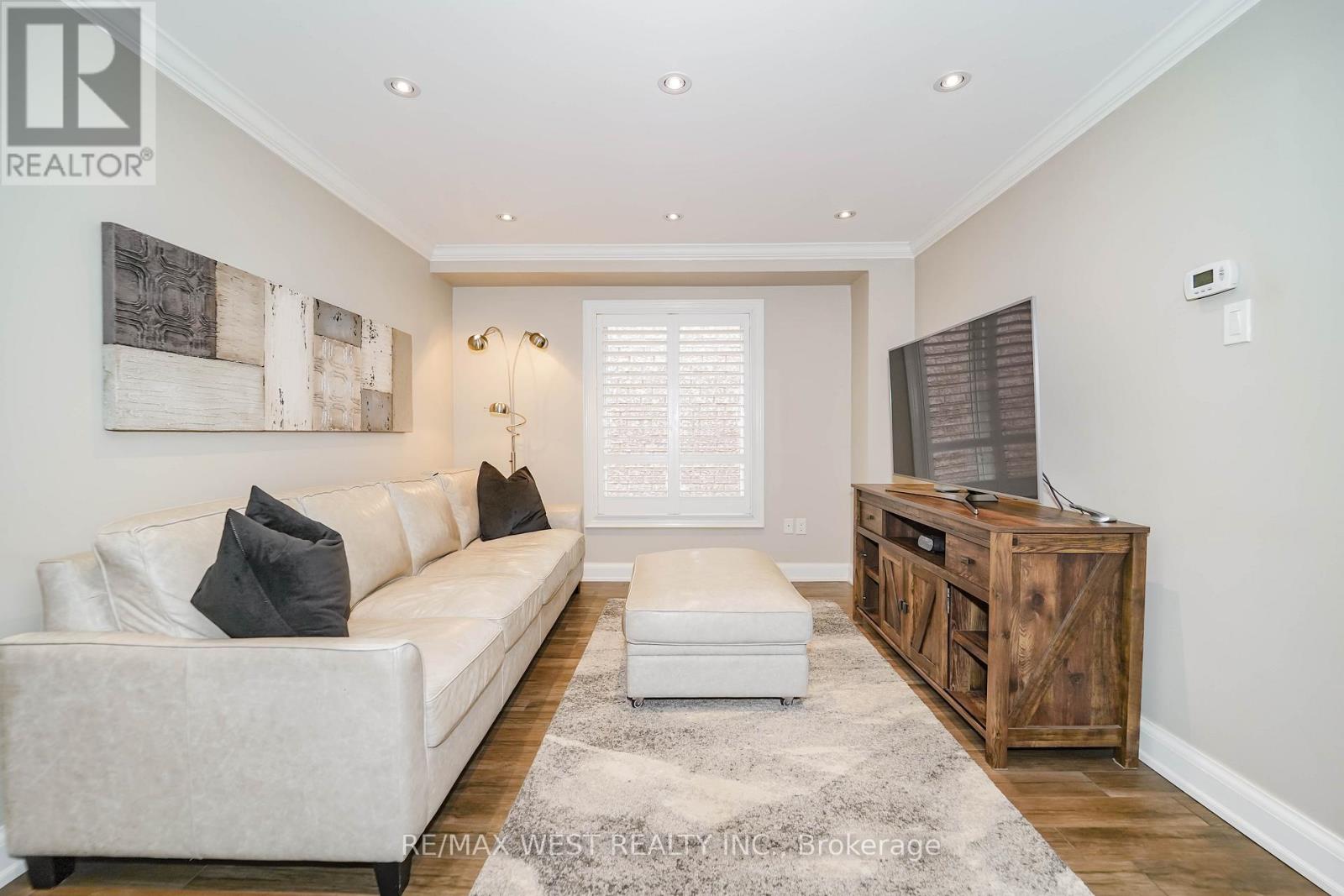 39 Sylwood Crescent, Vaughan, Ontario  L6A 2R2 - Photo 4 - N13157634