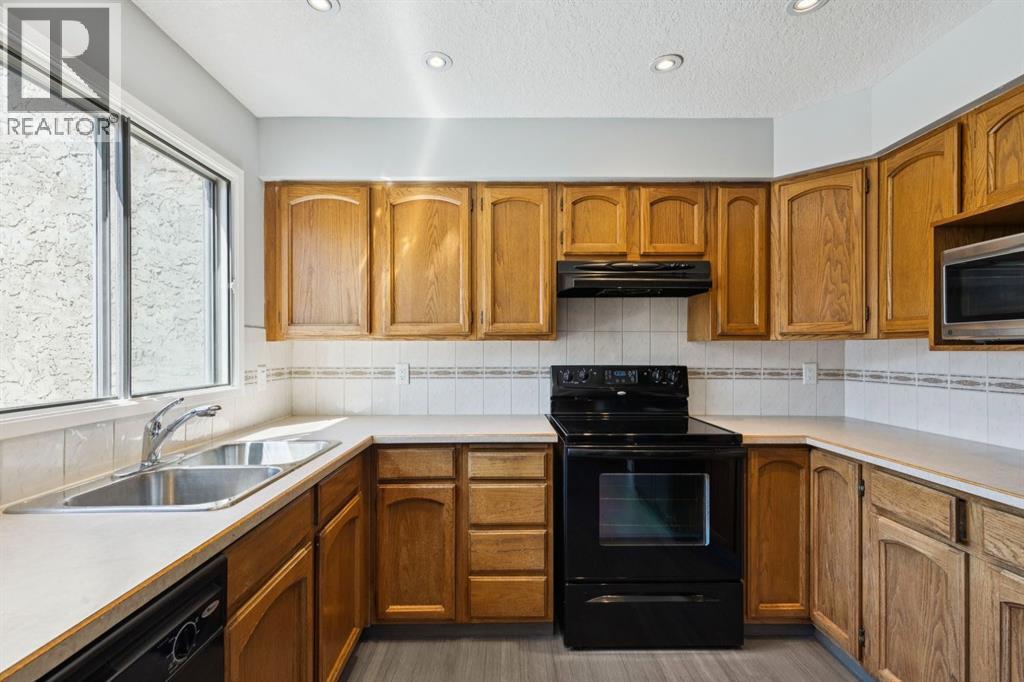 22 Glamis Gardens SW, Calgary, Alberta  T3E 6S4 - Photo 17 - A2310779