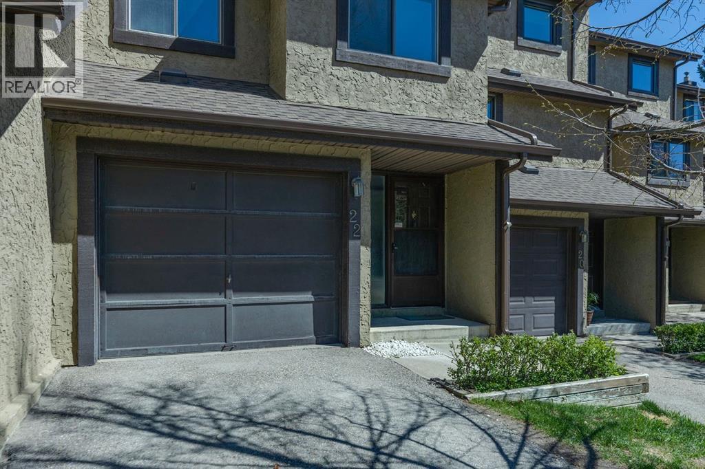 22 Glamis Gardens SW, Calgary, Alberta  T3E 6S4 - Photo 2 - A2310779