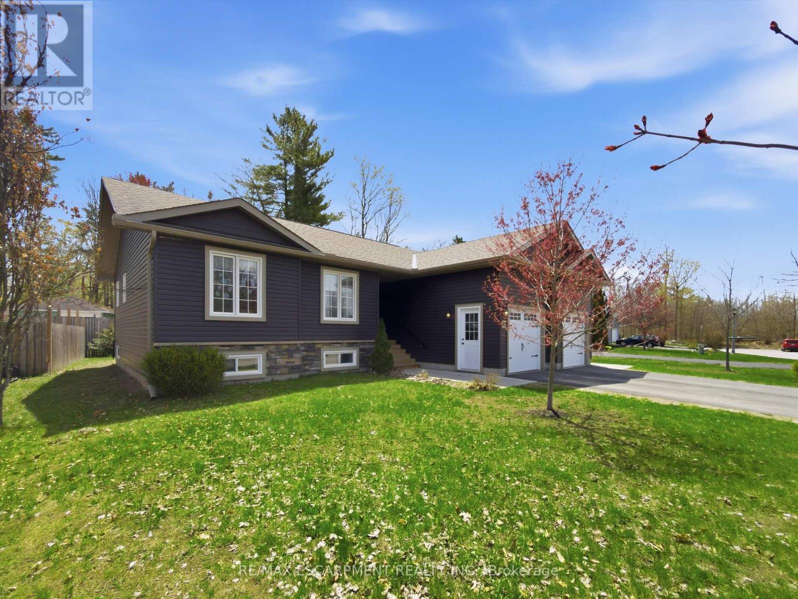 10 Thain Street W, Gravenhurst, Ontario  P1P 1Z6 - Photo 2 - X13157476