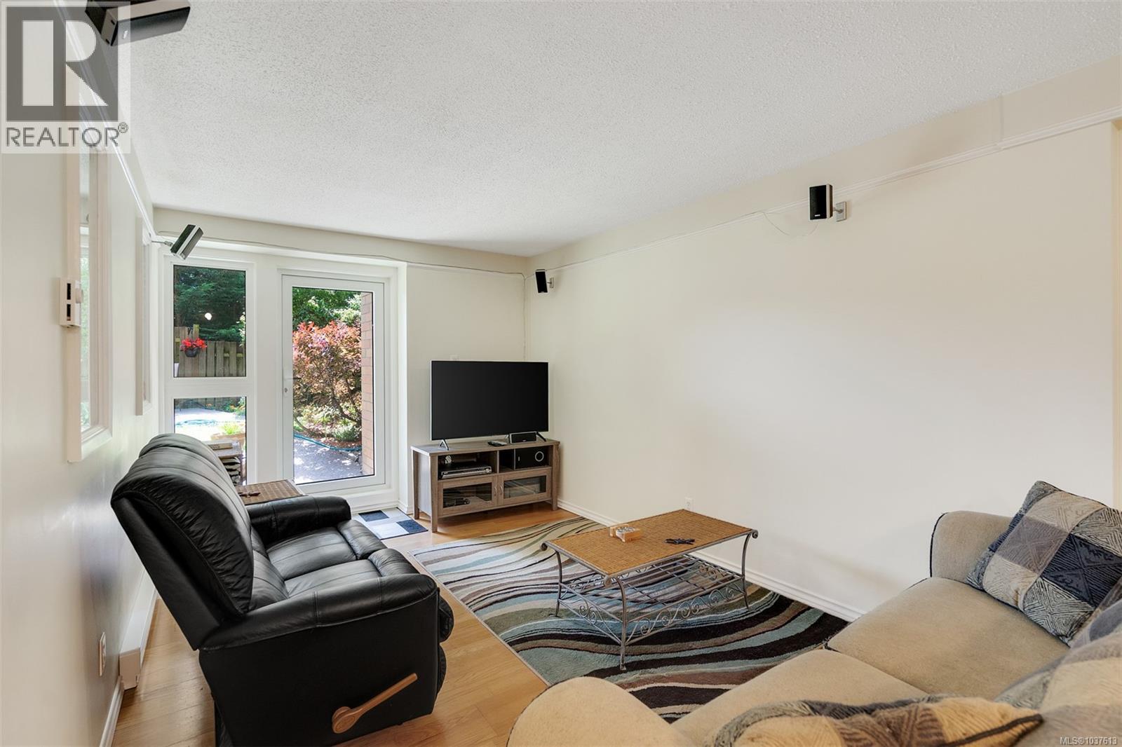 103 4030 Quadra St, Saanich, British Columbia  V8X 1K2 - Photo 4 - 1037613