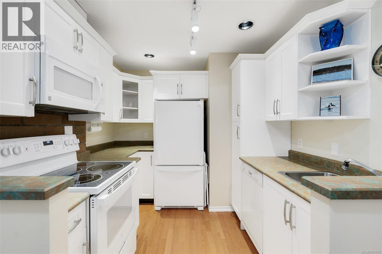 103 4030 Quadra St, Saanich, British Columbia  V8X 1K2 - Photo 5 - 1037613