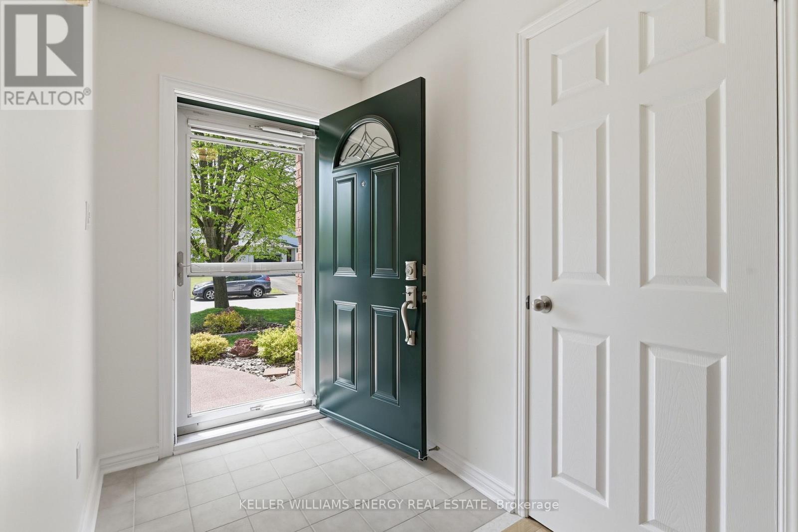 18 Arran Court, Clarington, Ontario  L1E 2E5 - Photo 4 - E13157844
