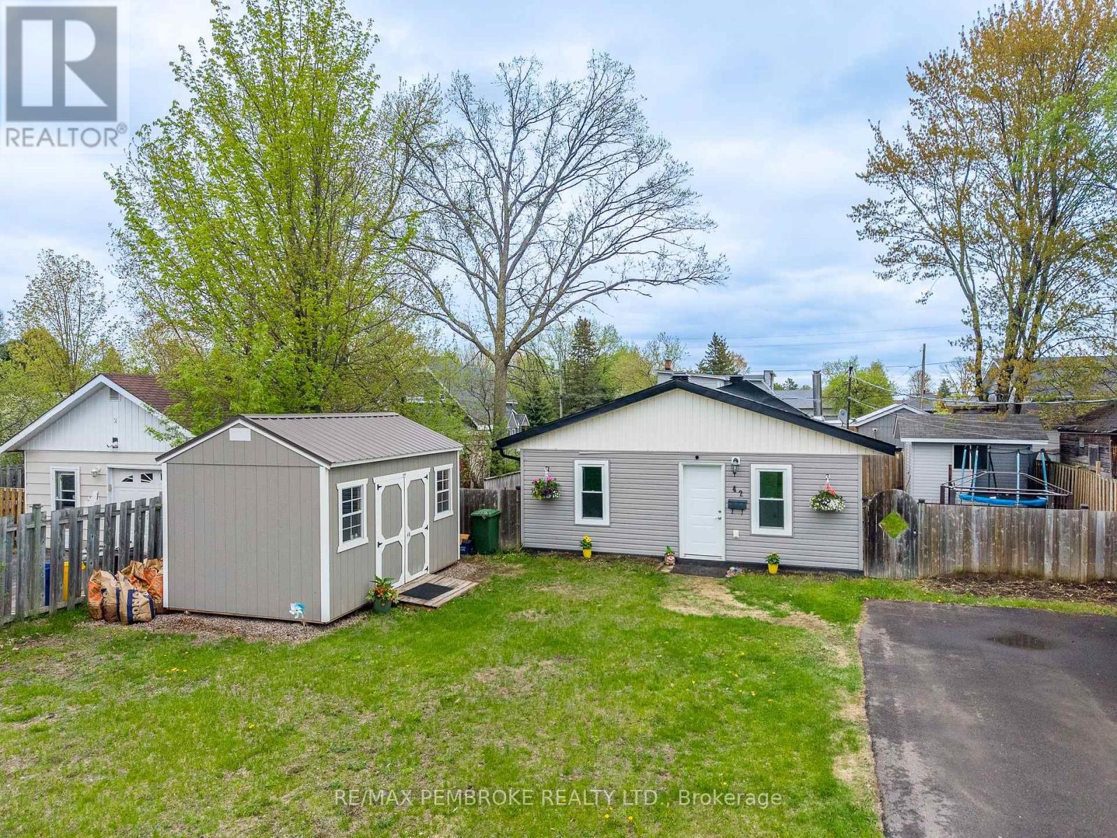 42 SELKIRK STREET, Petawawa, Ontario