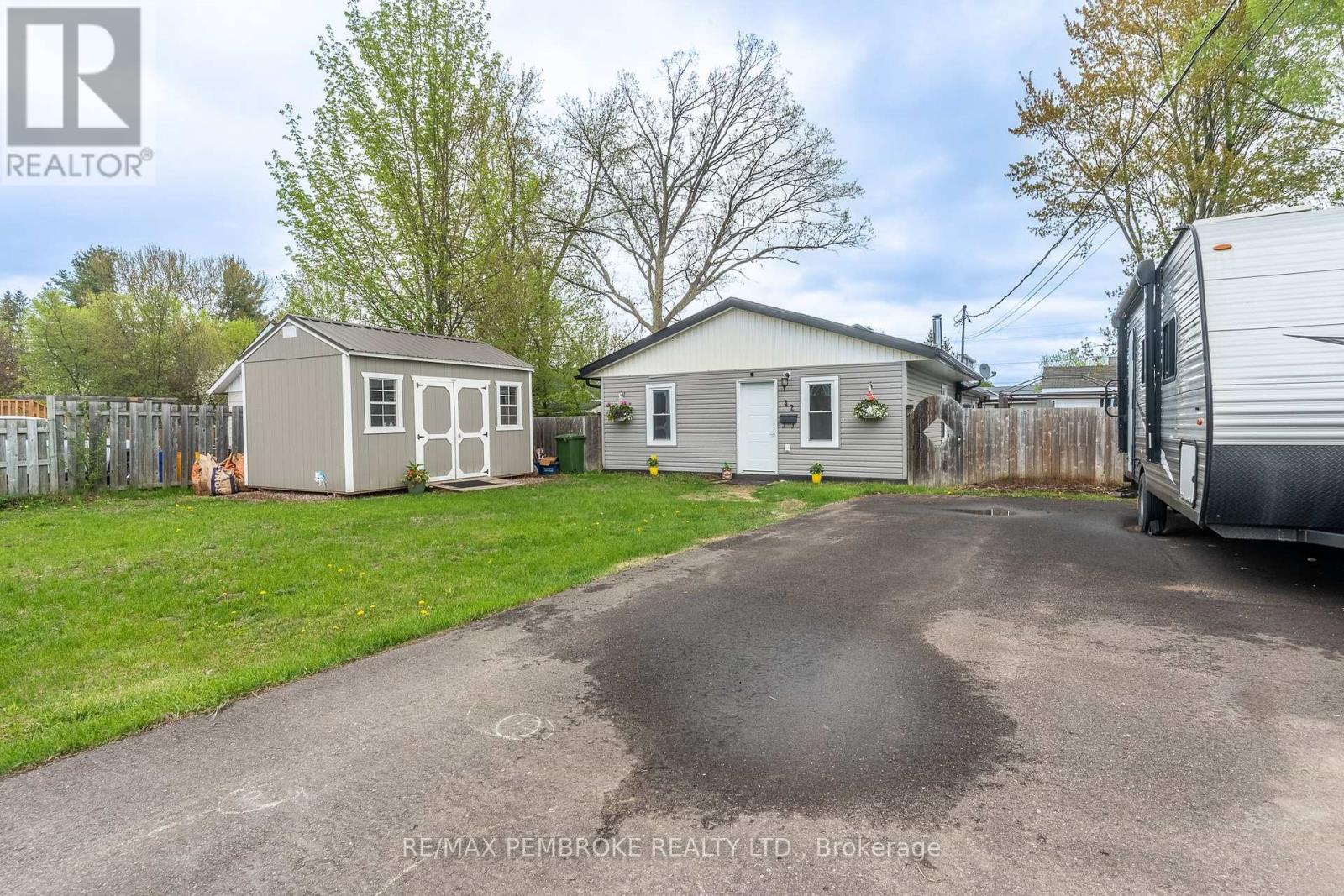 42 Selkirk Street, Petawawa, Ontario  K8H 1P2 - Photo 3 - X13157928