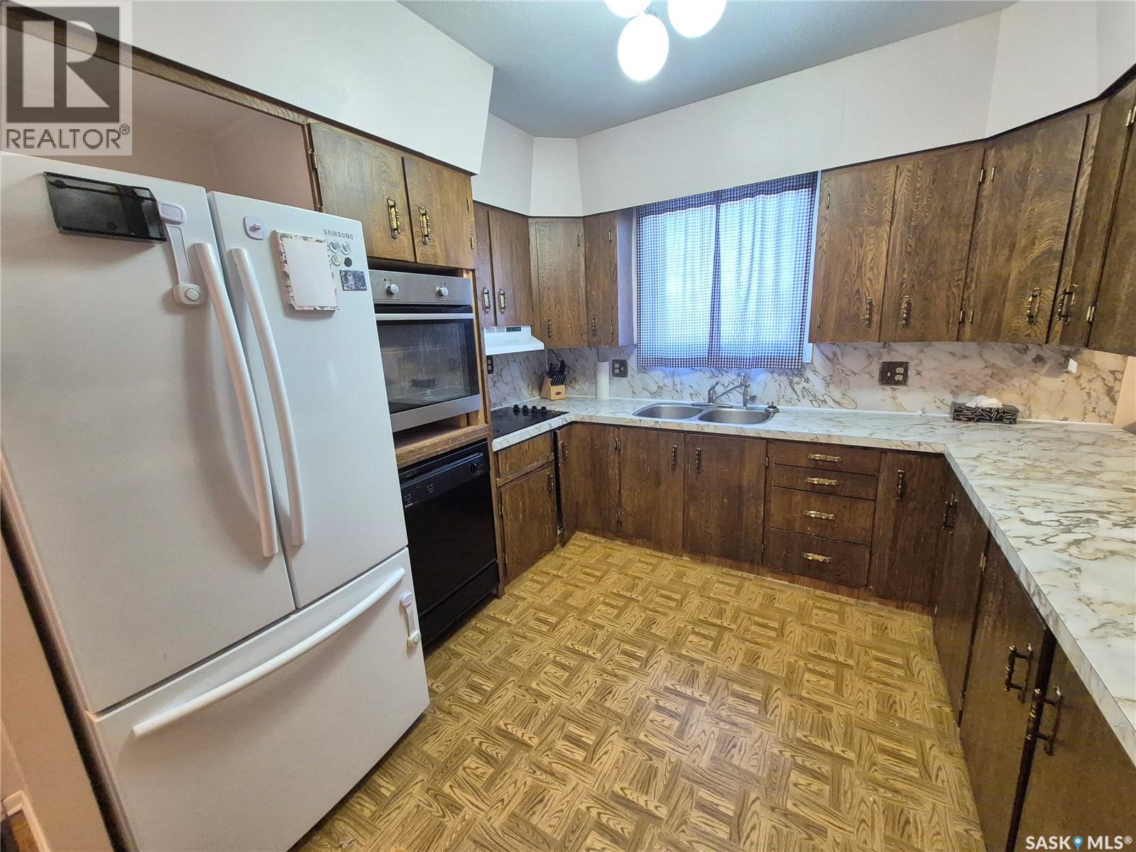 10 Yandeau Crescent, Radville, Saskatchewan  S0C 2G0 - Photo 4 - SK036662