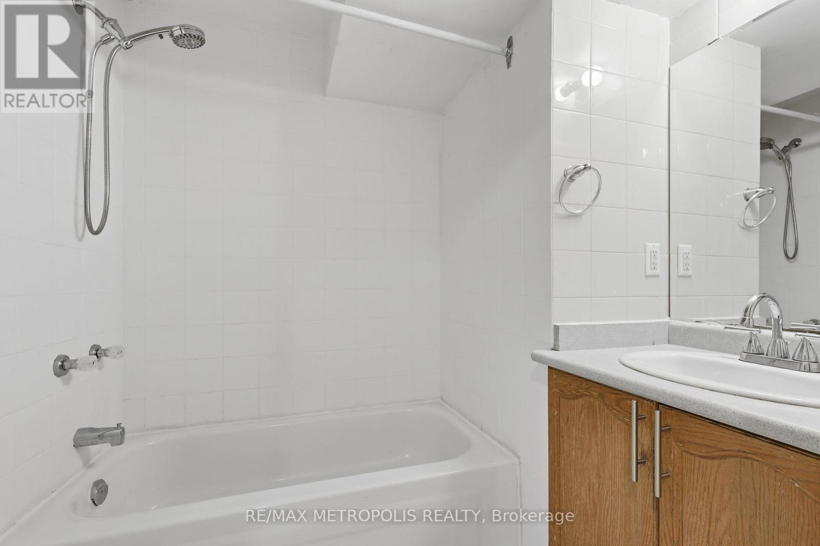 Bsmt - 584 Strouds Lane, Pickering, Ontario  L1V 4S6 - Photo 13 - E13157908