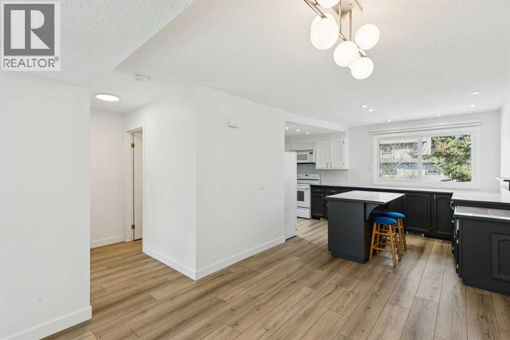74 Glamis Gardens SW, Calgary, Alberta  T3E 6S4 - Photo 12 - A2307729