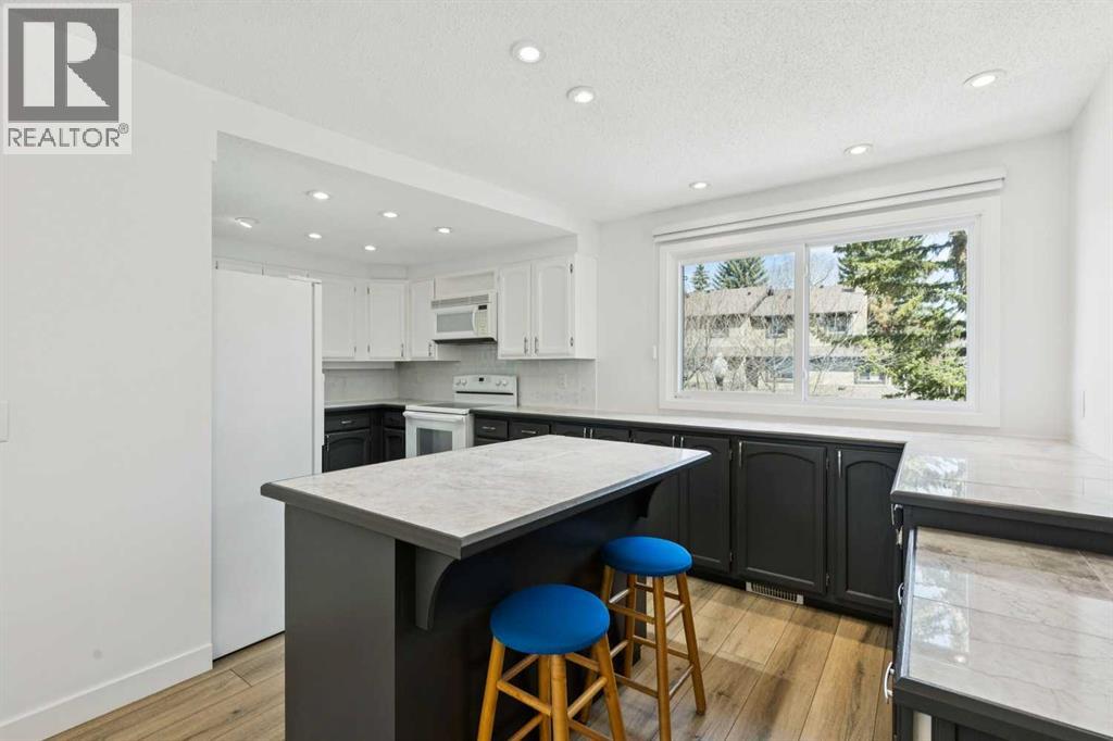 74 Glamis Gardens SW, Calgary, Alberta  T3E 6S4 - Photo 13 - A2307729
