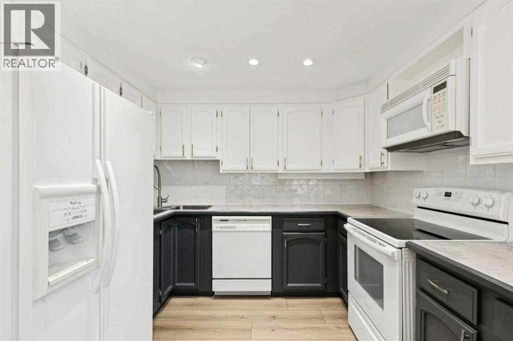 74 Glamis Gardens SW, Calgary, Alberta  T3E 6S4 - Photo 15 - A2307729