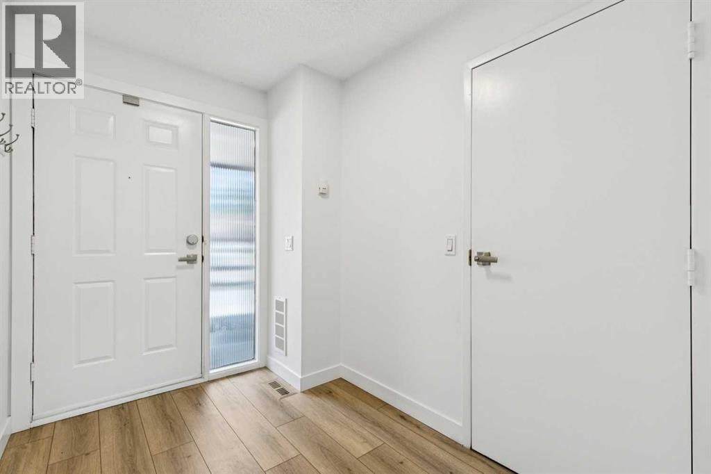 74 Glamis Gardens SW, Calgary, Alberta  T3E 6S4 - Photo 2 - A2307729