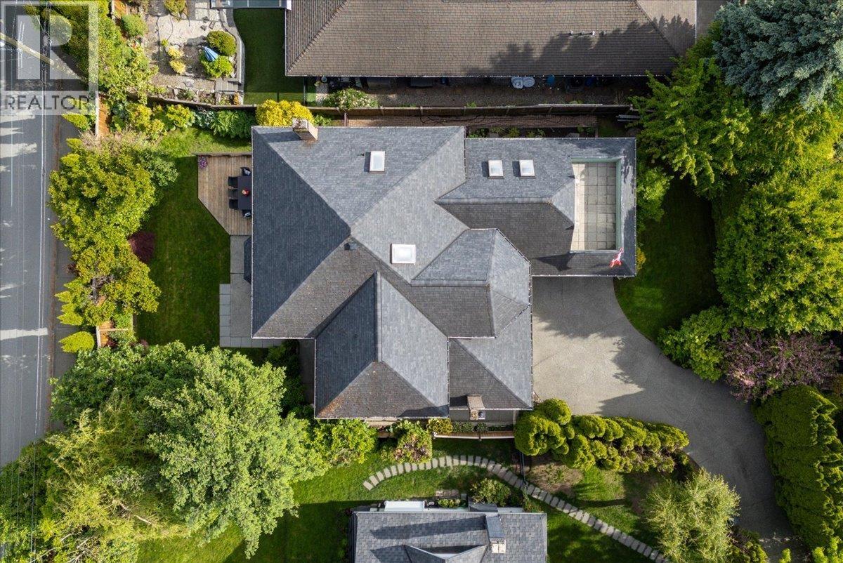 2471 Mowat Place, North Vancouver, British Columbia V7H 2X2 - Photo 2 - R3126454