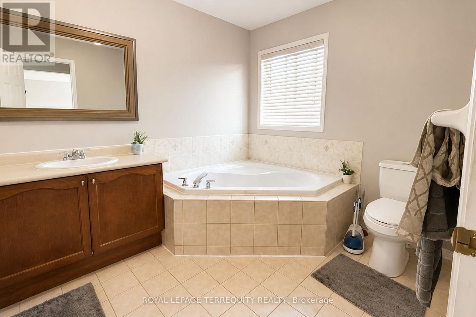 Upper - 1215 Wadebridge Crescent, Oshawa, Ontario  L1K 2V5 - Photo 12 - E13158166