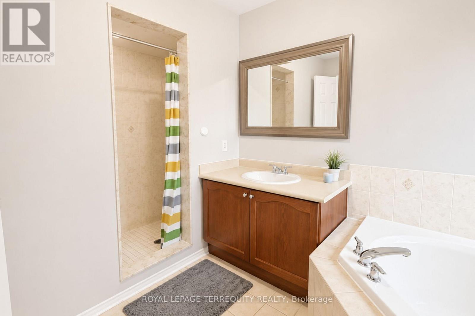 Upper - 1215 Wadebridge Crescent, Oshawa, Ontario  L1K 2V5 - Photo 13 - E13158166