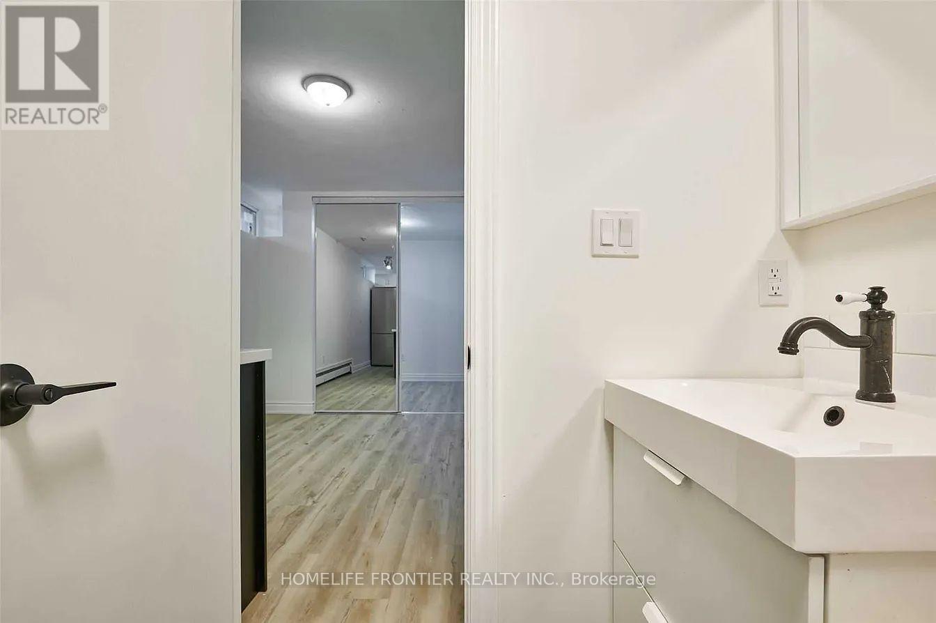 101 - 291 Scarlett Road, Toronto, Ontario  M6N 4L1 - Photo 2 - W13158066