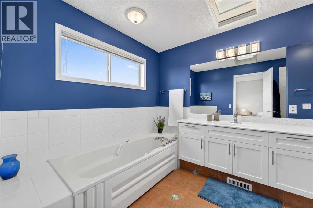 230 Rocky Ridge Cove NW, Calgary, Alberta  T3G 4L1 - Photo 30 - A2303867