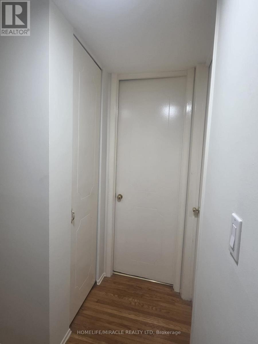 727 Kingfisher Drive, Pickering, Ontario L1W 1X4 - Photo 3 - E13136052