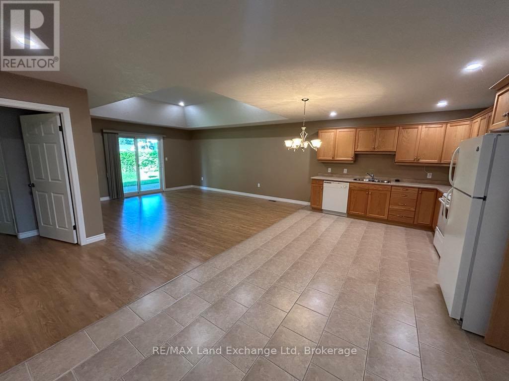 32 Victoria Street W, North Huron, Ontario  N0G 2W0 - Photo 3 - X13158382