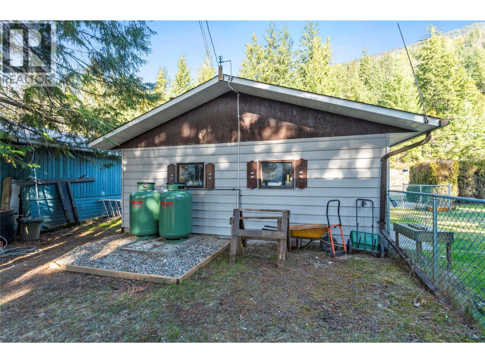 8698 Penwith Way, St. Ives, British Columbia  V0E 1M9 - Photo 2 - 10384525