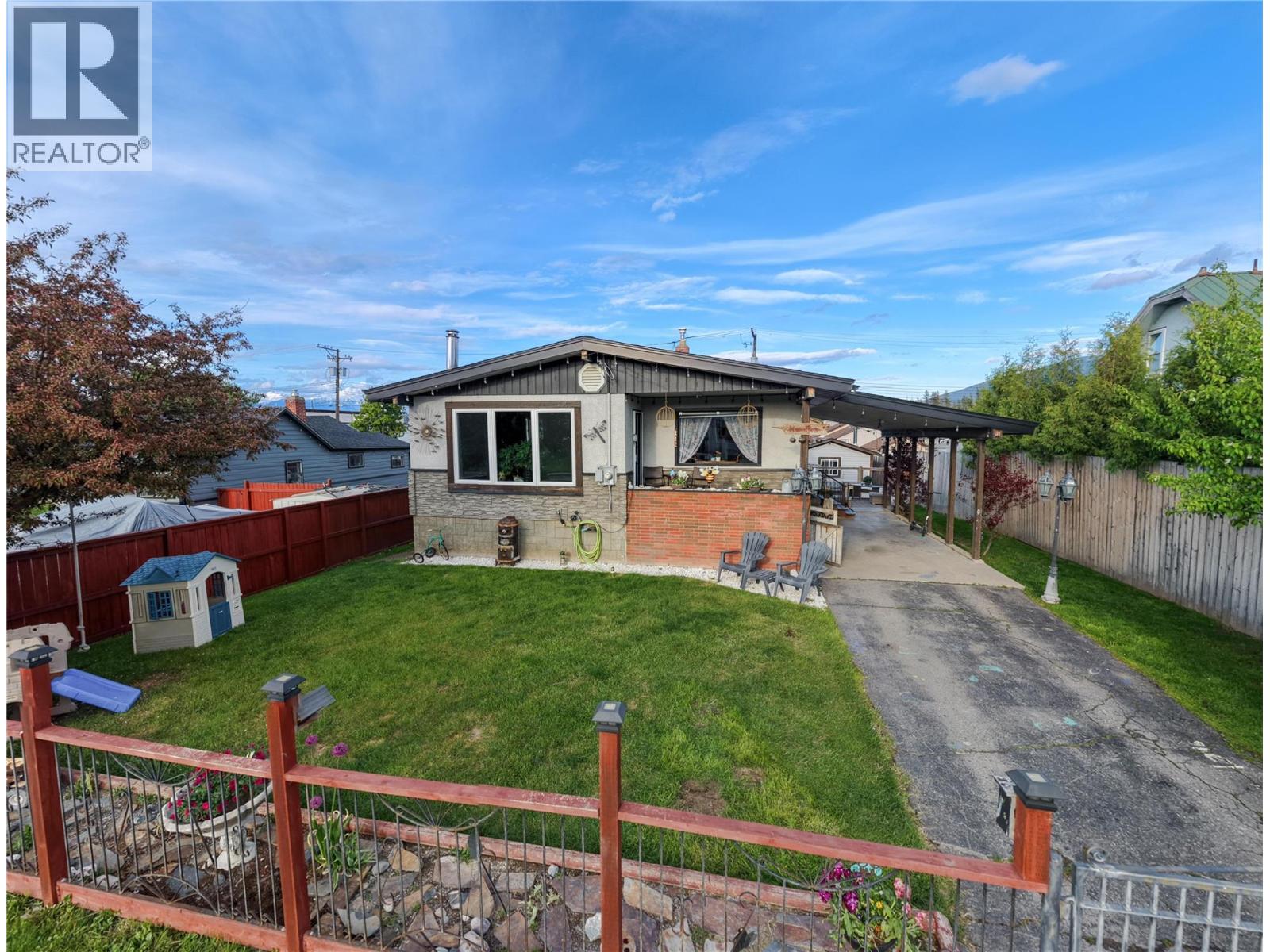 112 6th Avenue S, Cranbrook, British Columbia V1C 2H4 - Photo 2 - 10388011