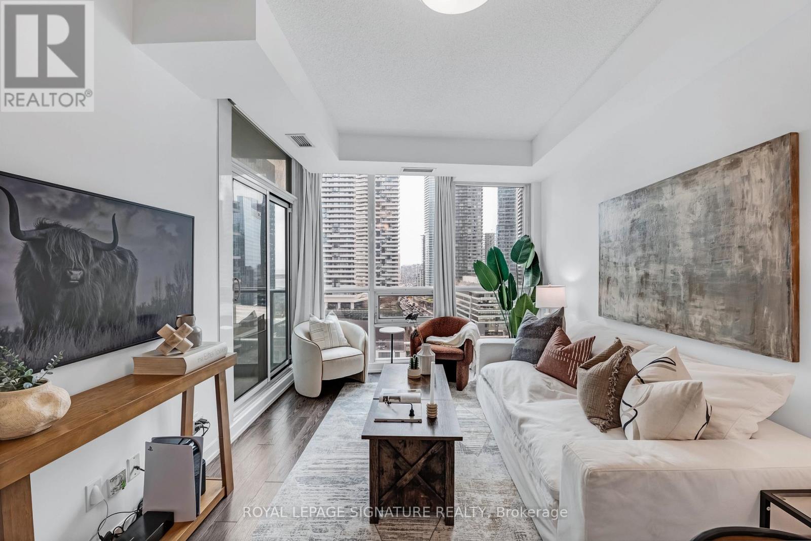 1801 - 18 Harbour Street, Toronto, Ontario  M5J 2Z6 - Photo 1 - C13158430