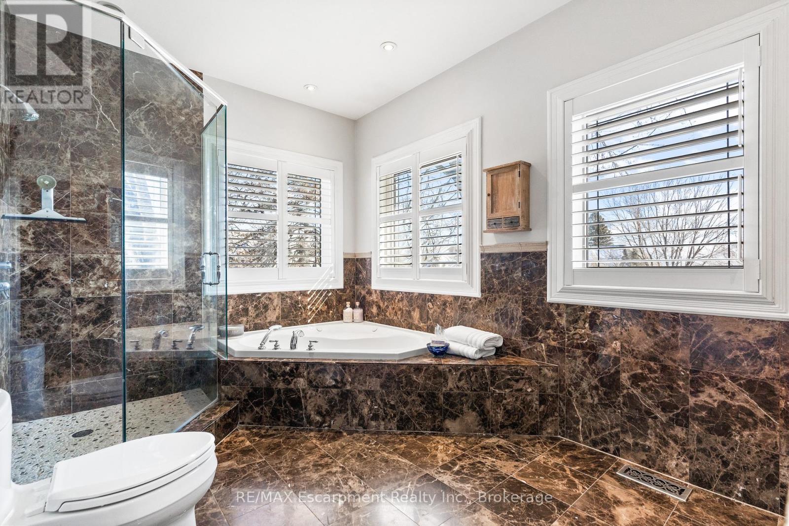 24 Birkbank Drive, Oakville, Ontario  L6J 4Y9 - Photo 19 - W12878342