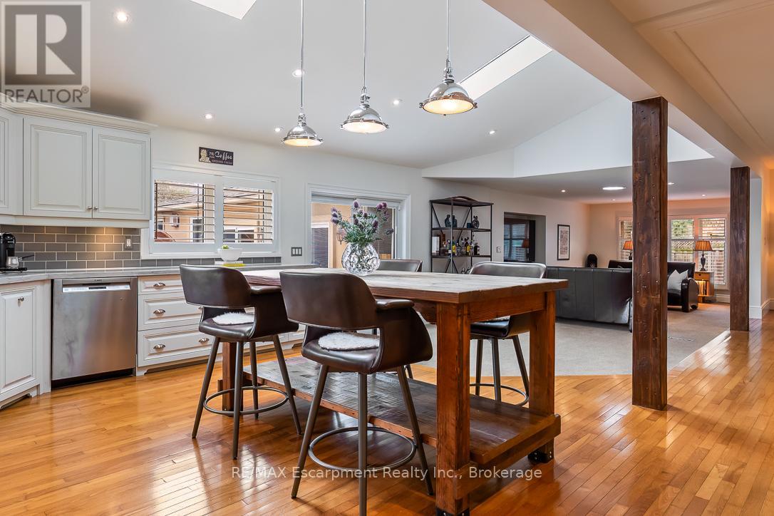 24 Birkbank Drive, Oakville, Ontario  L6J 4Y9 - Photo 6 - W12878342