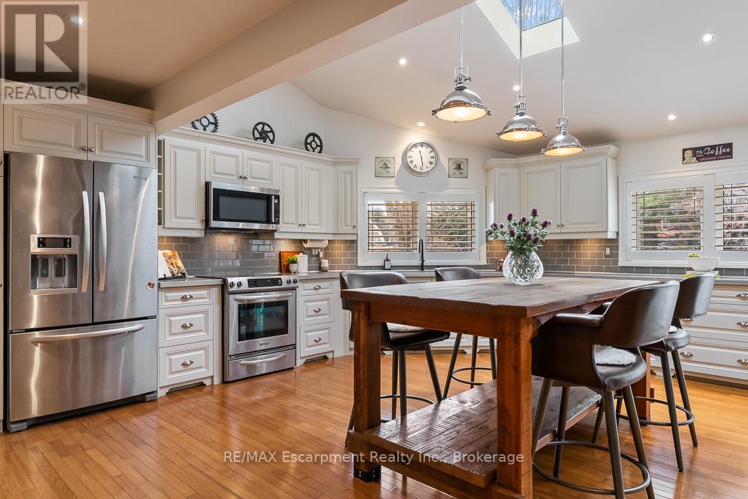 24 Birkbank Drive, Oakville, Ontario  L6J 4Y9 - Photo 4 - W12878342