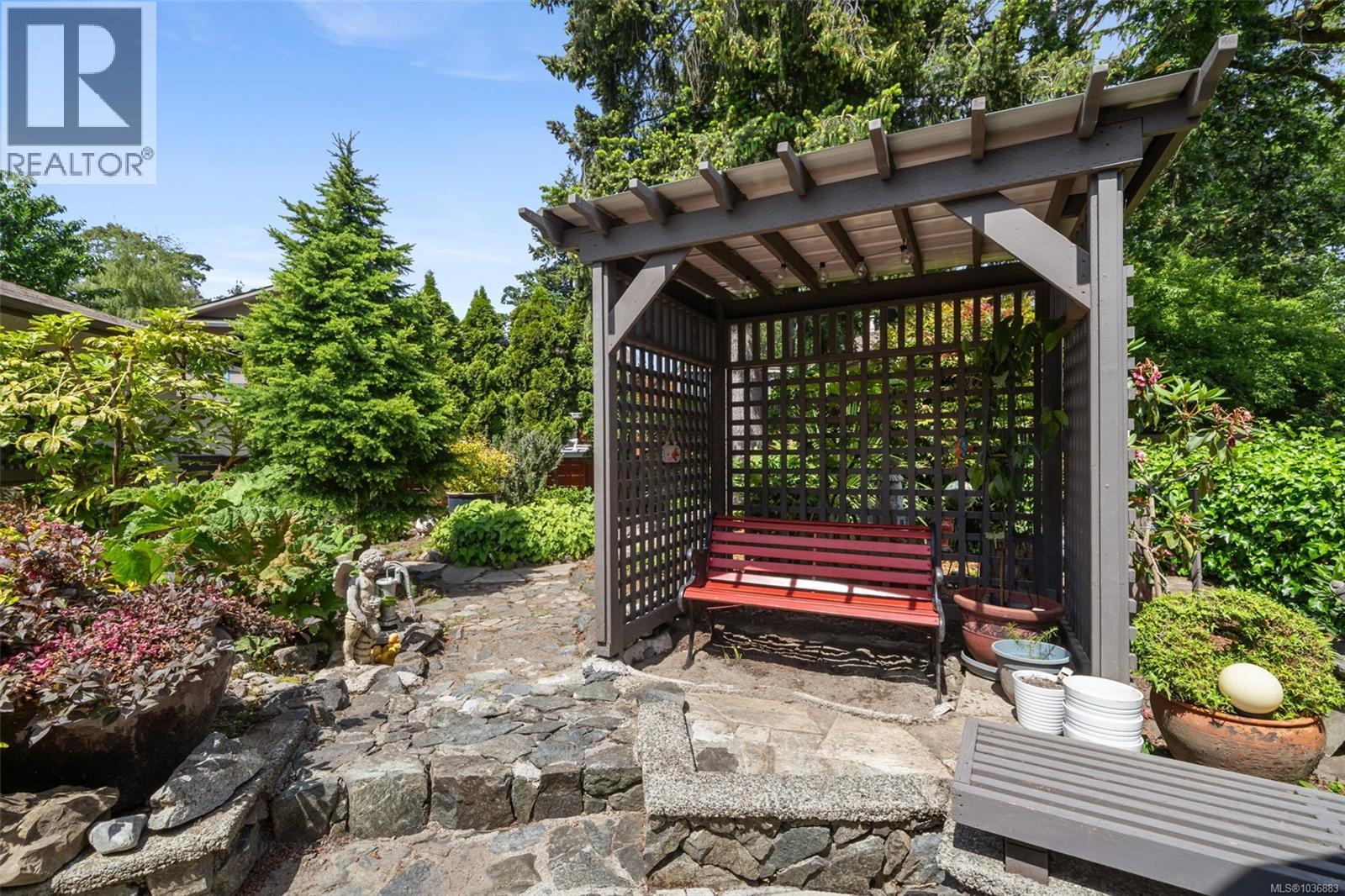 1020 Lucas Ave, Saanich, British Columbia  V8X 3P7 - Photo 27 - 1036883