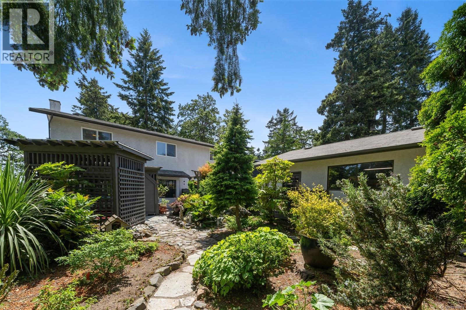 1020 Lucas Ave, Saanich, British Columbia  V8X 3P7 - Photo 28 - 1036883