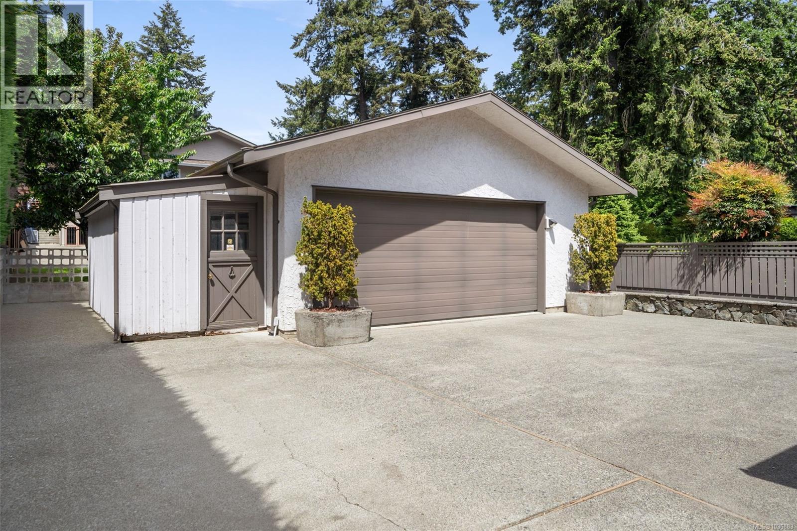 1020 Lucas Ave, Saanich, British Columbia  V8X 3P7 - Photo 30 - 1036883