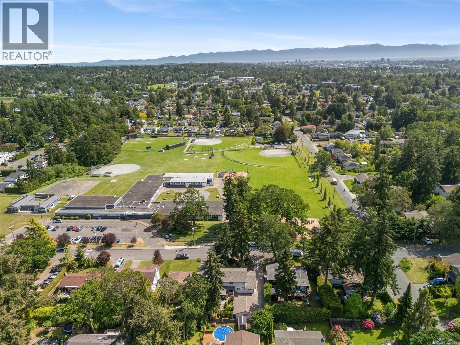 1020 Lucas Ave, Saanich, British Columbia  V8X 3P7 - Photo 37 - 1036883