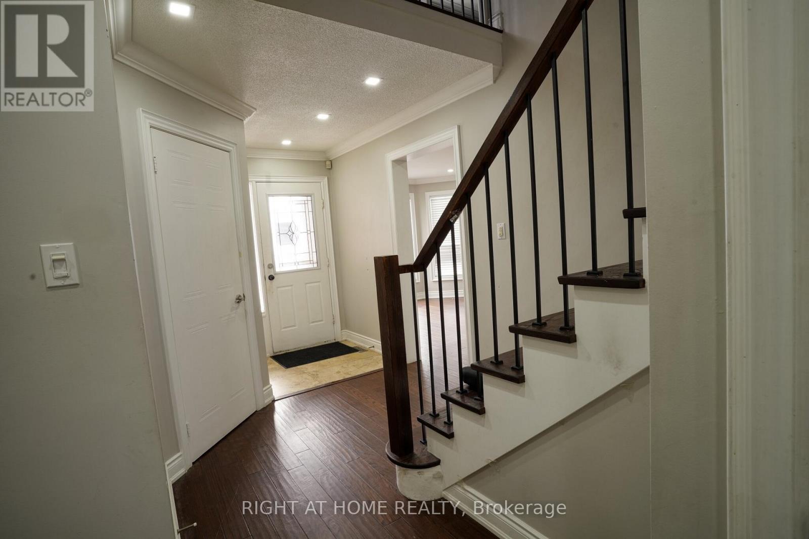 54 Woodside Court, Brampton, Ontario  L6Y 3Z2 - Photo 3 - W13158310