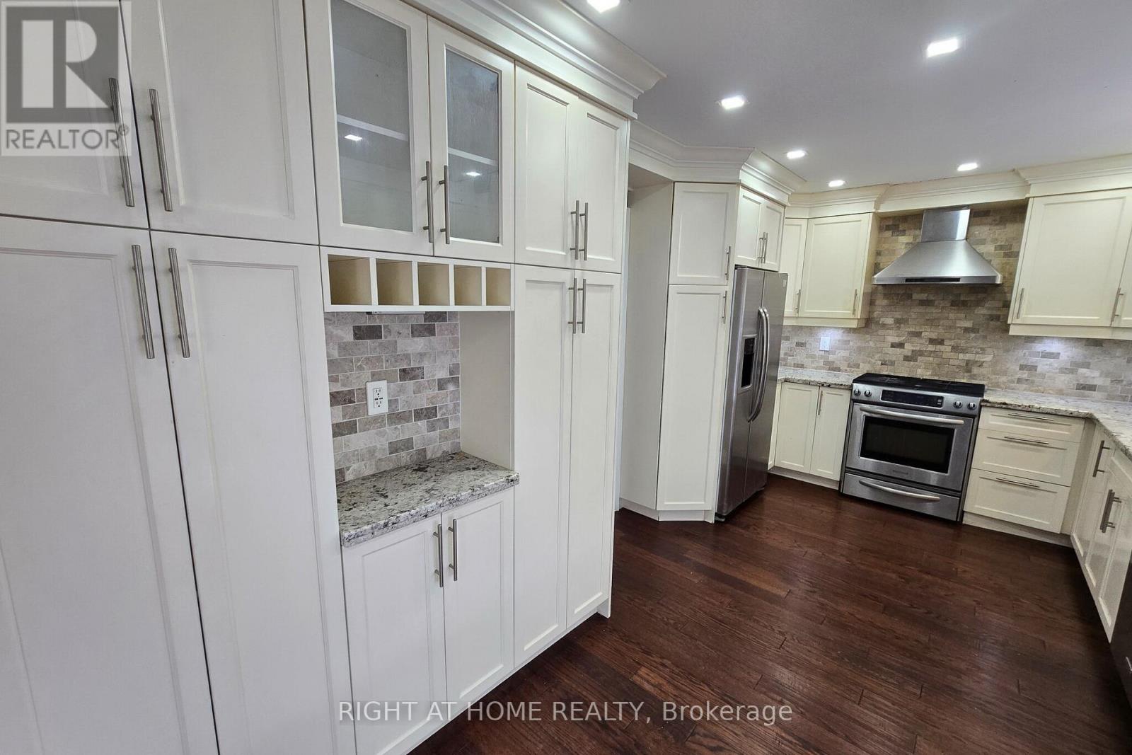 54 Woodside Court, Brampton, Ontario  L6Y 3Z2 - Photo 5 - W13158310