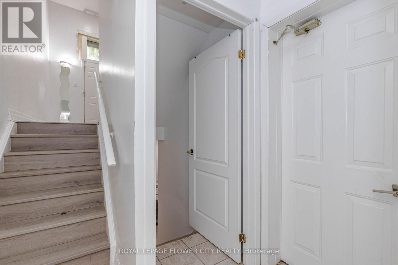 42 Briar Path, Brampton, Ontario  L6T 2A3 - Photo 4 - W13158326